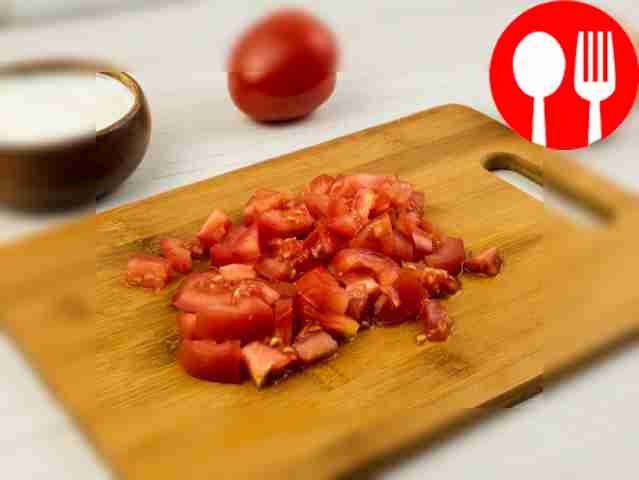 Cut the tomatoes into small cubes.
