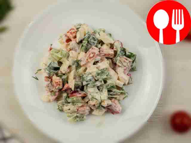Salad with bell peppers, tomatoes and onions