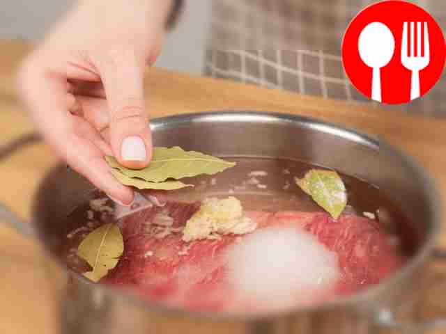 Маринуйте мясо. В глубокую кастрюлю налейте...