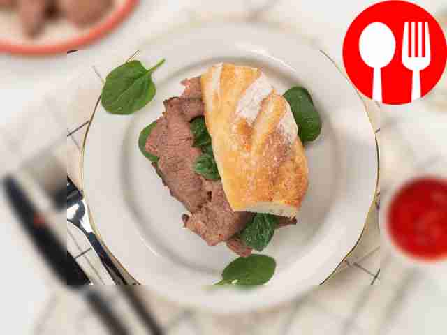 Перед подачей нарежьте говяжье пастрами на...