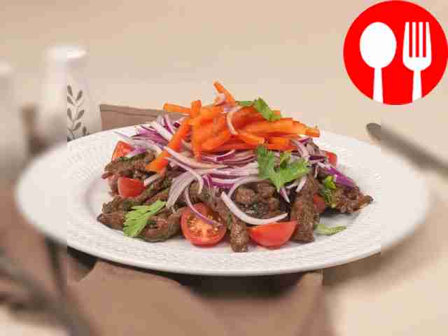 Салат с маринованной говядиной и помидорами