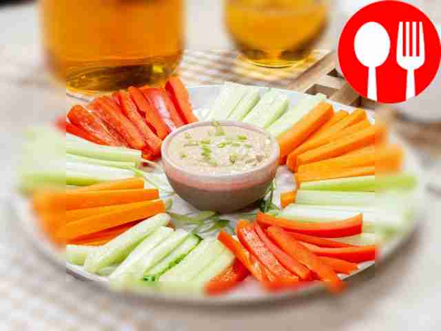 Морковные палочки с соусом «Цезарь»