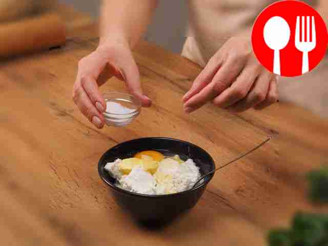 Пока тесто поднимается, приготовьте начинку: в...