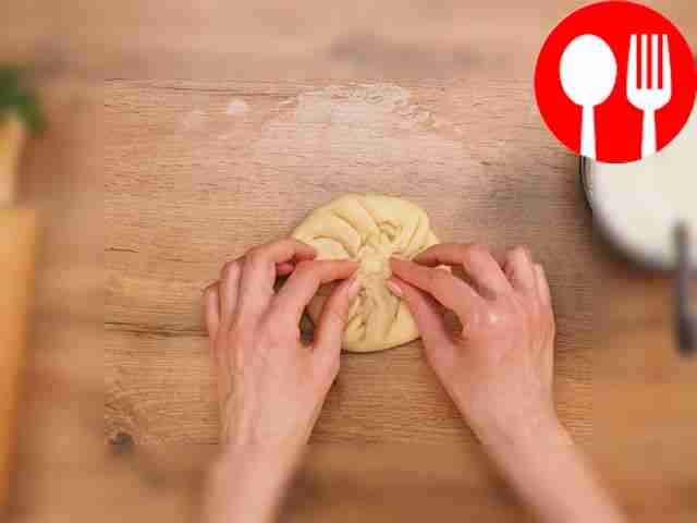 Разделите начинку на три равные порции и...