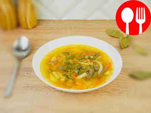 Разлейте щи по порционным тарелкам, украсьте...