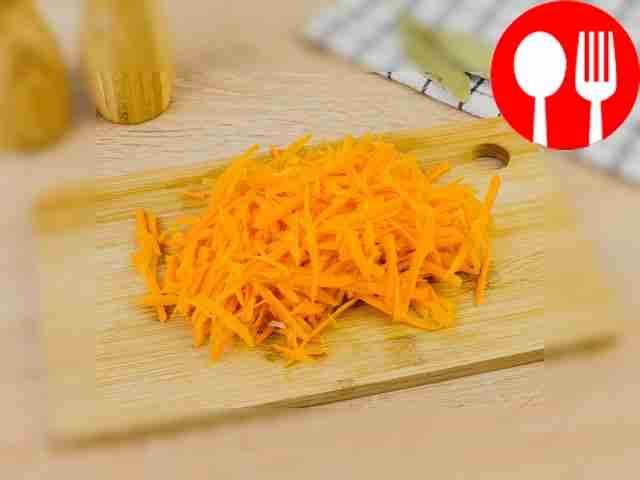 Морковь натрите на крупной тёрке.