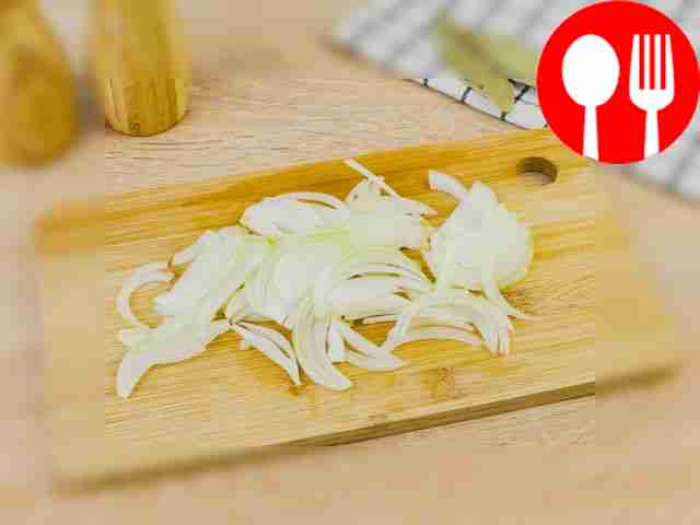 Порежьте репчатый лук.
