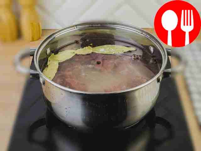 Сварите бульон: положите говядину в...