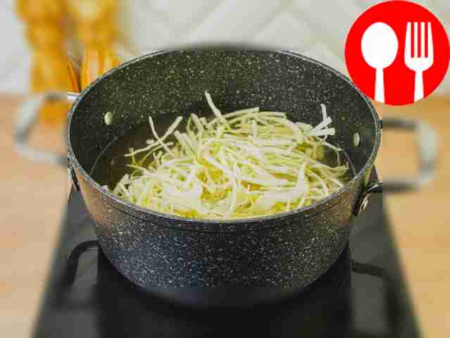 Положите в суп капусту и варите его 5–7 минут.