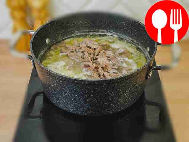 Положите в суп картофель и нарезанную...