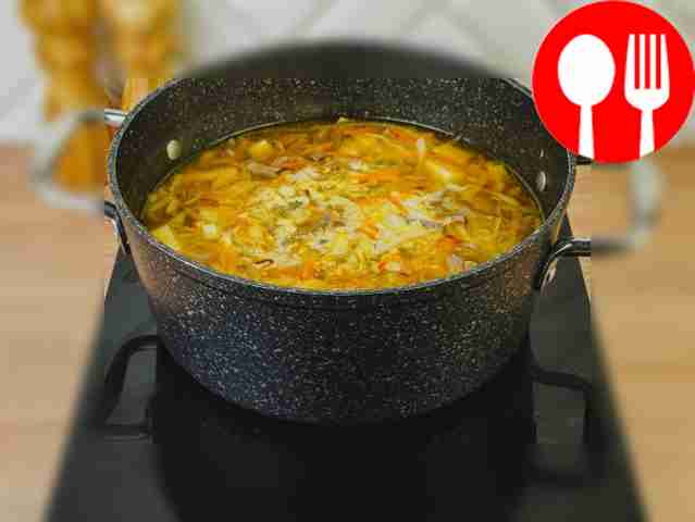 Добавьте в суп обжаренную морковь и репчатый...