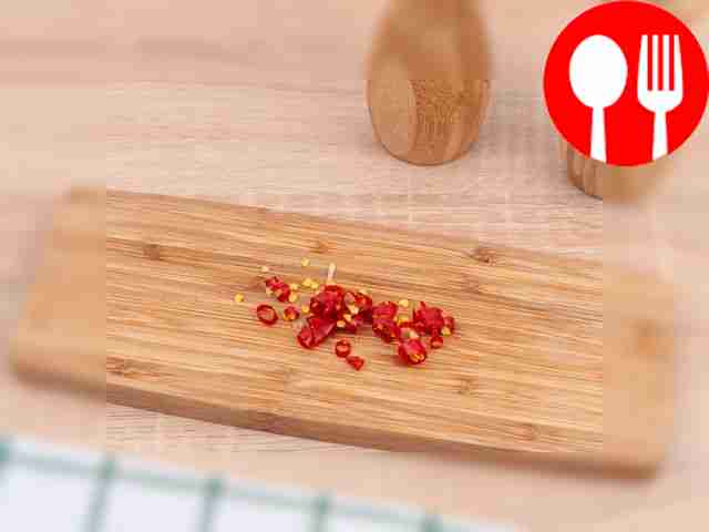 Cut the chili pepper into thin rings.