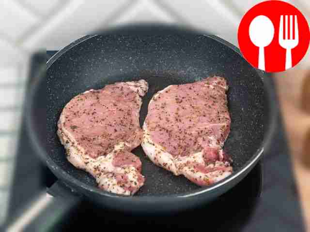 Heat vegetable oil in a frying pan. Place pork on it.