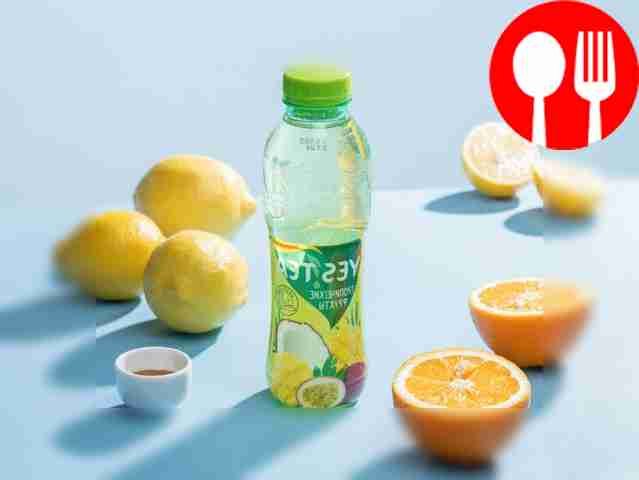 Помойте лимон и апельсин. Нарежьте половину...