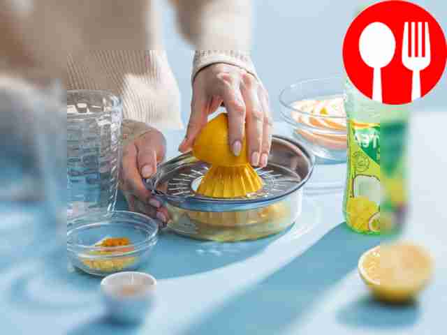 Подготовьте цитрусовые для лимонада. Теркой...