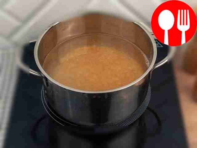 Залейте горох 3,5 л водой и варите 40 минут на...