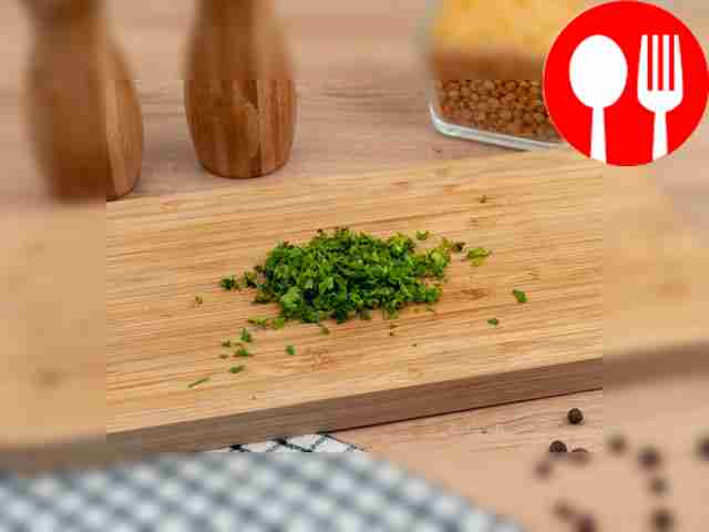 Пока горох варится, приготовьте овощи:...