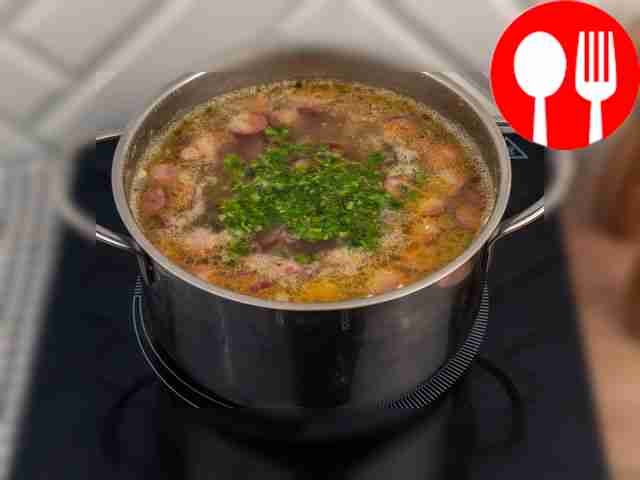 К гороху положите картофель и прожарку с...