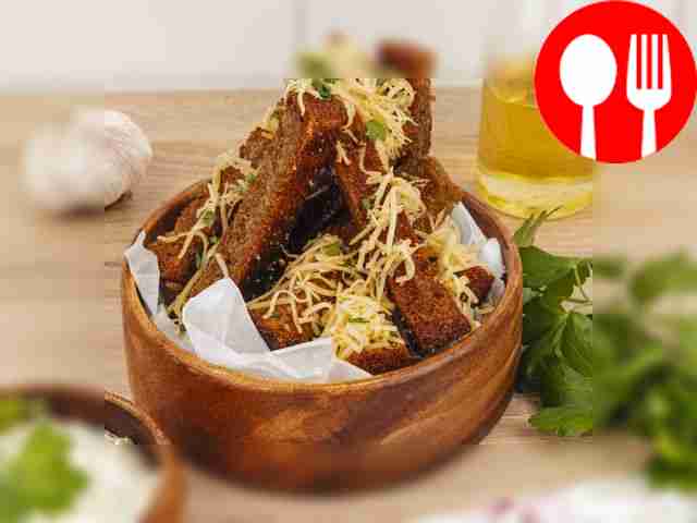 Toasts with garlic and cheese