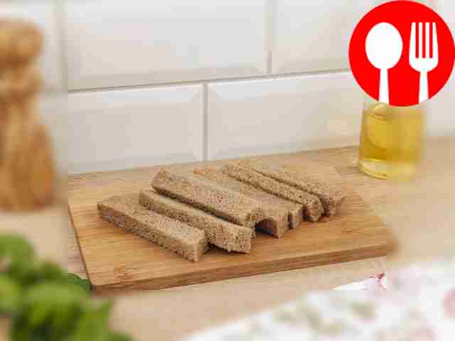 Удалите корки со хлеба и нарежьте мякиш на...