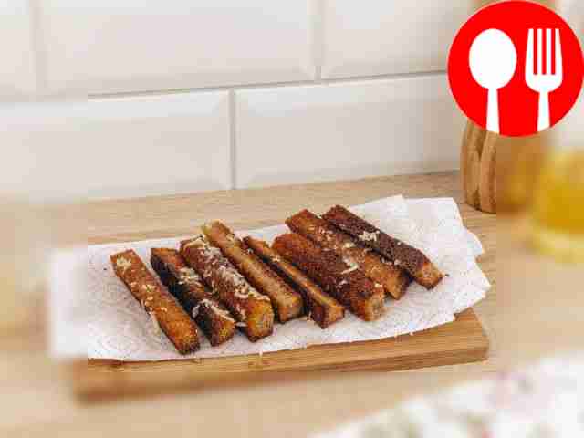 Готовые гренки уложите на бумажные салфетки,...