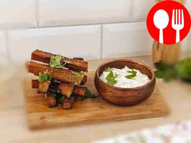 Гренки посыпьте мелко нарезанной зеленью и...