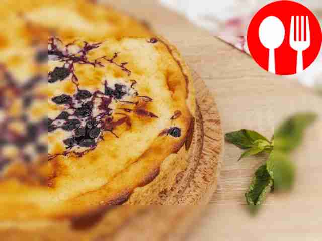 Jellied pie with berries