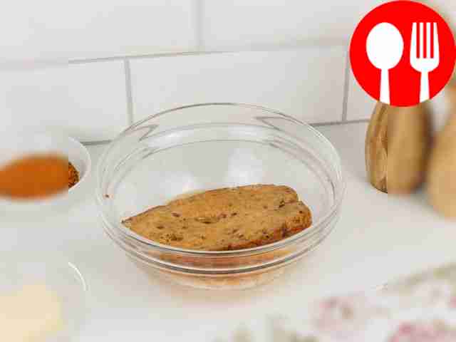 Погрузите ломтики хлеба во взбитые яйца.