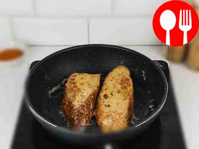 Обжарьте гренки по две минуты с каждой...