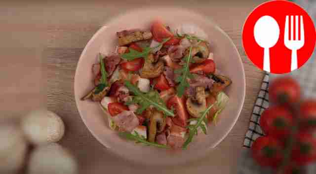 Теплый салат с копченой курицей и беконом