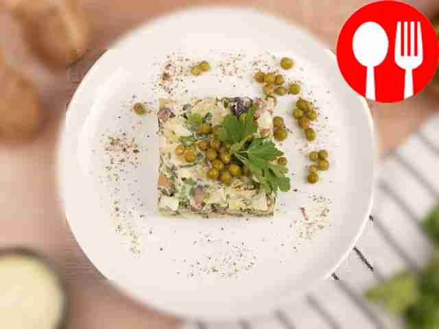 Салат с шампиньонами и горошком