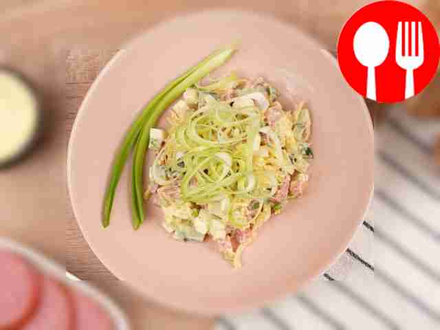 Салат с копченой колбасой, сыром и яйцом