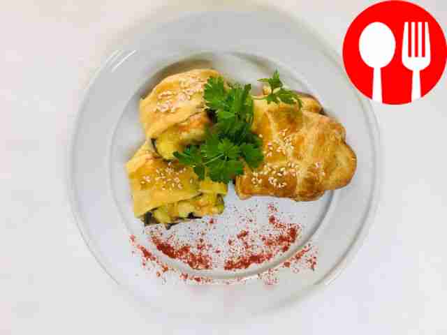 Quick puff pastry roll with mushrooms