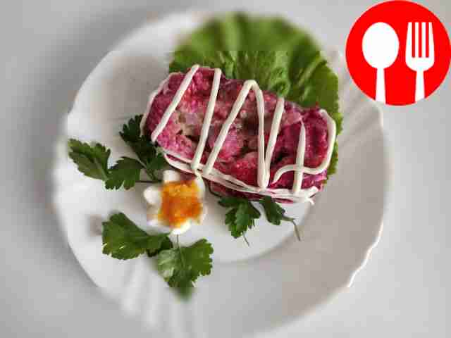 Roll with beets and herring