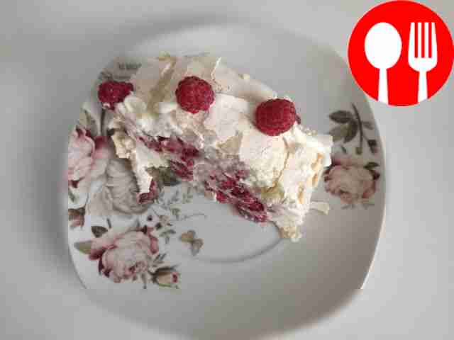 Мягкий рулет из безе с малиной