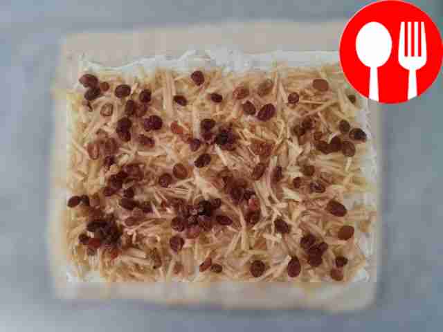 На раскатанное тесто равномерно разложите...