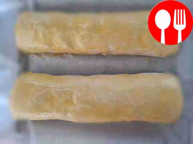 Плотно заверните корж в рулет, смажьте яйцом и...