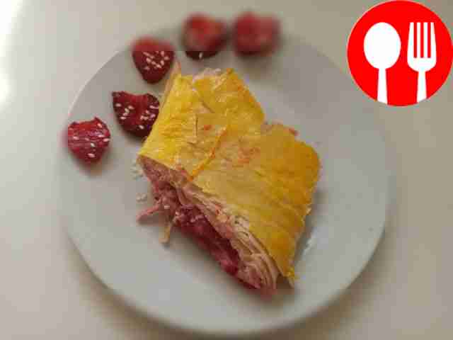 Fruit roll with strawberries