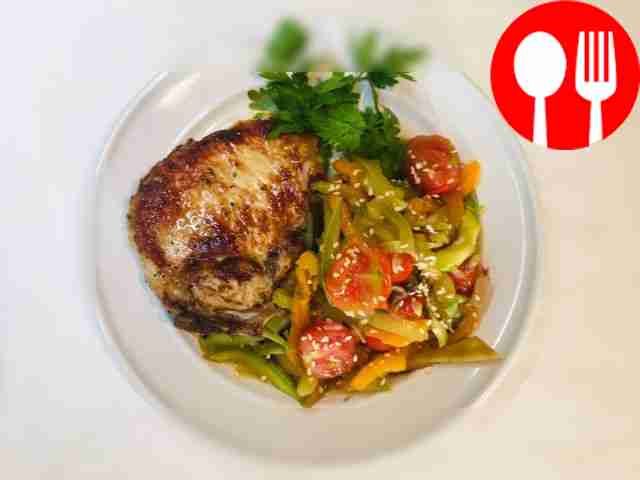 Стейк с тушеными овощами