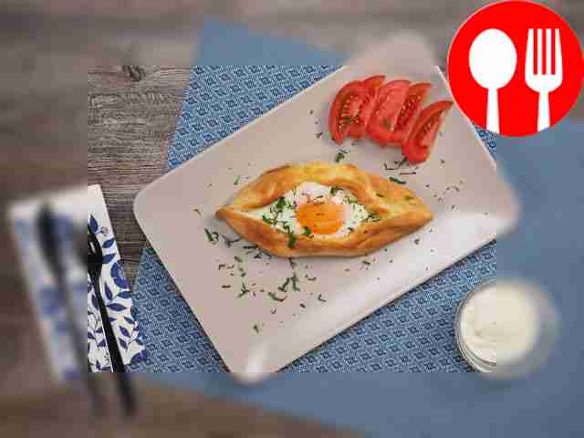 Хачапури по-аджарски из слоеного теста