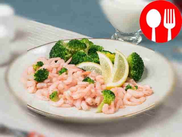 Shrimp with broccoli in creamy sauce