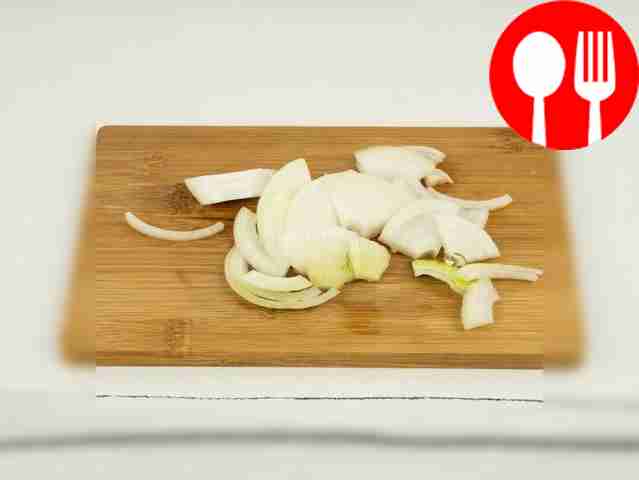 Лук нарежьте на полукольца.