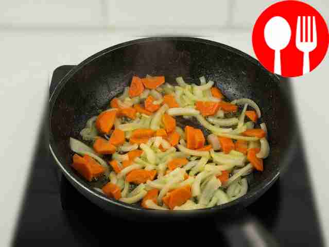 Пока разогревайте сковороду с небольшим...