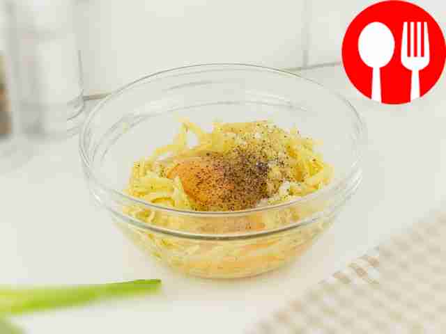 В глубокой миске соедините картофель, яйцо,...