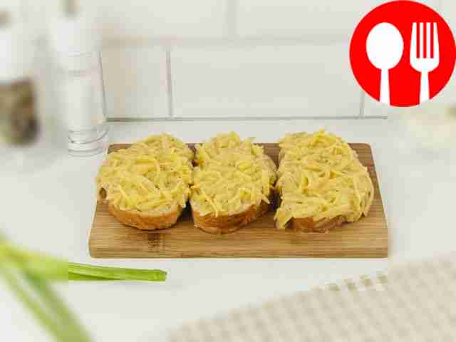 Аккуратно распределите по поверхности хлеба...