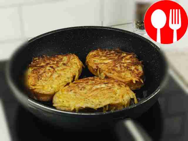 Осторожно переверните гренки и подрумяньте...