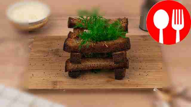 Toasts with garlic in the oven