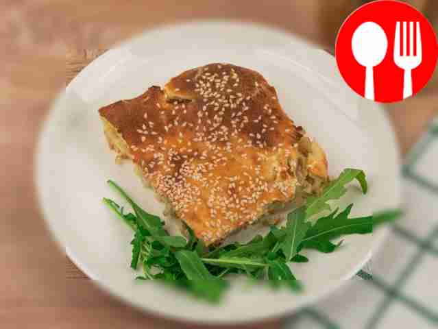 Заливной луковый пирог на кефире