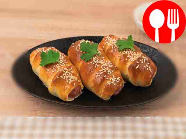 Sausages in sesame dough are ready. Bon appetit!