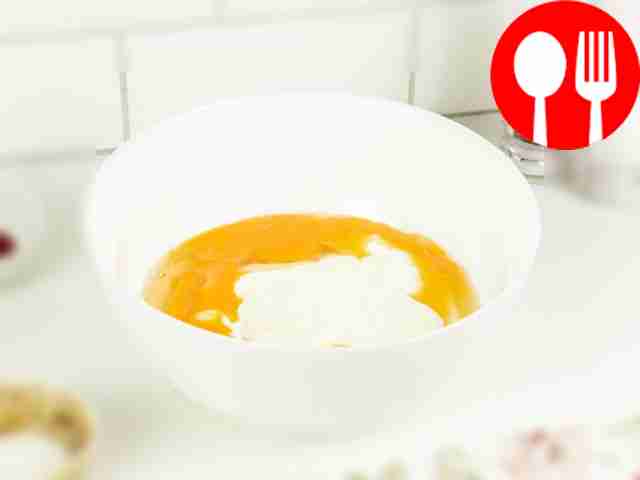 Разбейте яйца в миску и добавьте сметану....